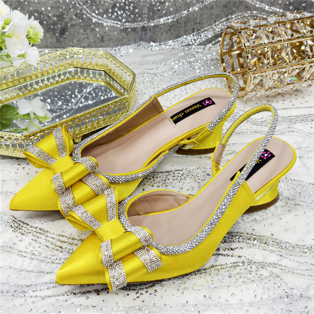 Elegant Yellow Satin Rhineston - Wedding Vendor recension och pris