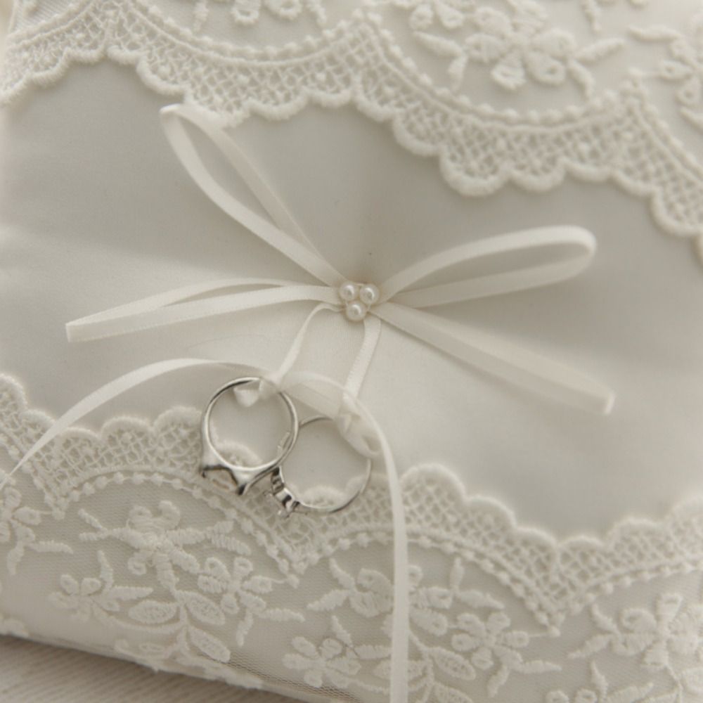 White Lace Wedding Ring Pillow - Ring Bearer Pillow recension och pris